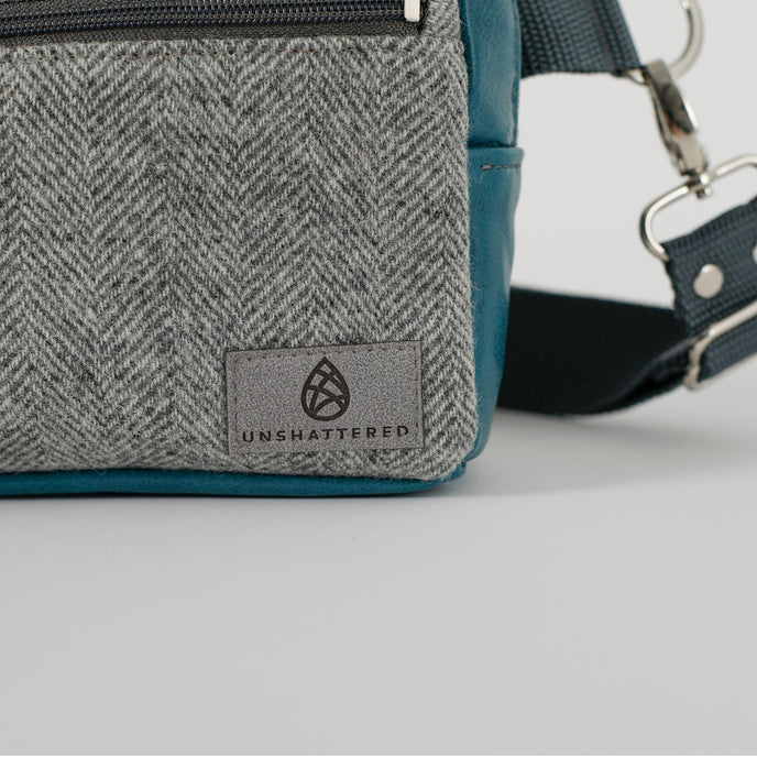 A gray label on a wool errand with teal accent