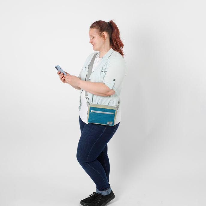 Lifestyle shot of Marielle hands free