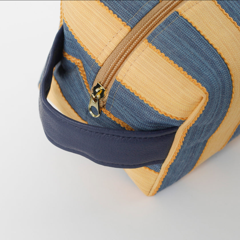 detail shot of the zipper
