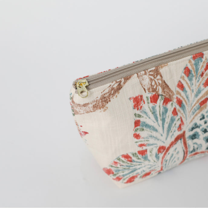 detail shot of the zipper 